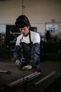 mecano soudure avec un homme utilisant une meuleuse