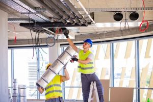 homme-installation-ventilation